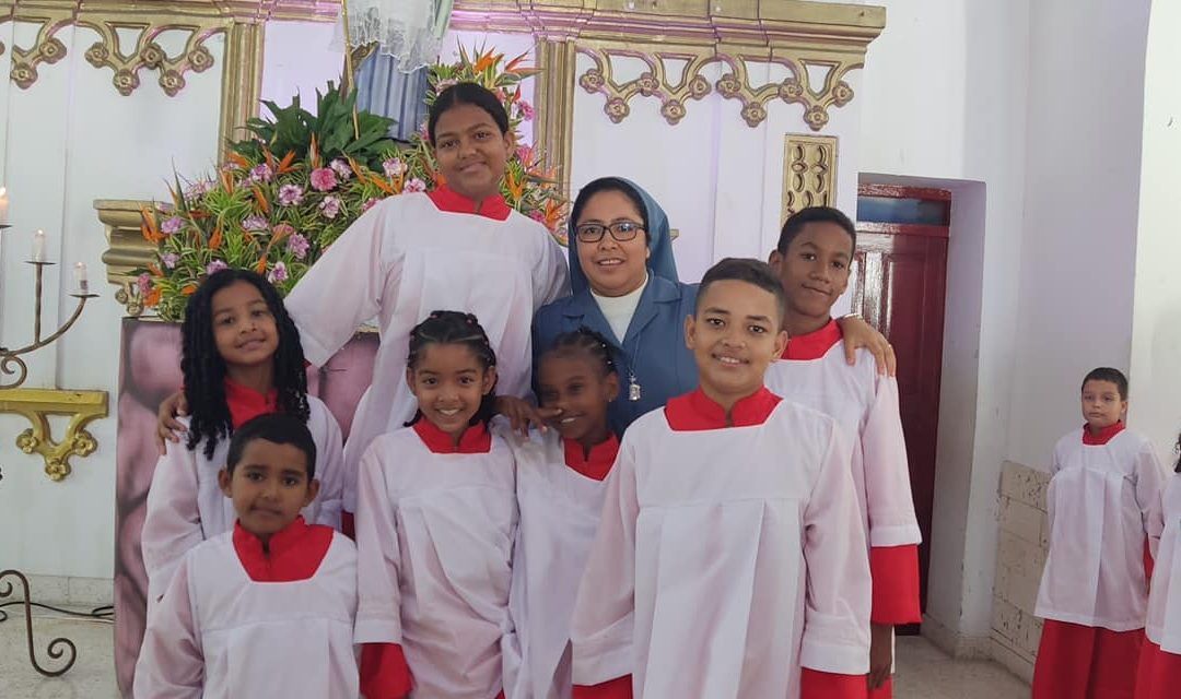 Iniciación de nuevos monaguillos en Campo de la Cruz: un compromiso con el ministerio del altar y la vocación.